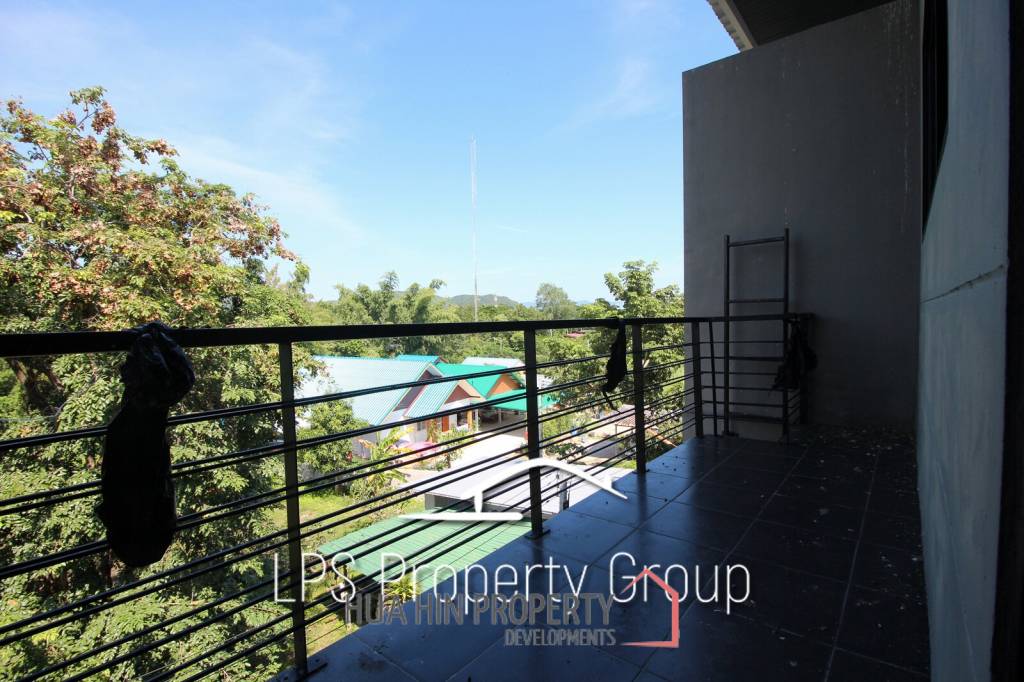 Four Story Commercial Building For Sale in Good Location