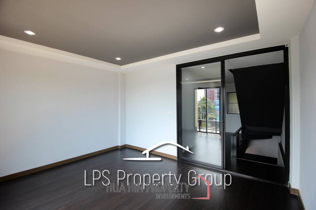 Four Story Commercial Building For Sale in Good Location