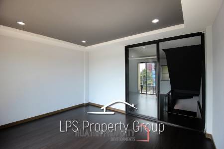 Four Story Commercial Building For Sale in Good Location