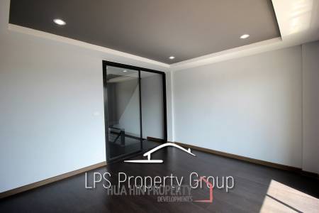 Four Story Commercial Building For Sale in Good Location