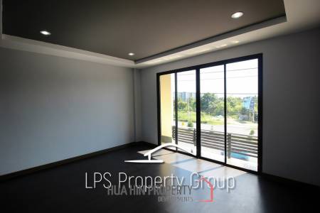 Four Story Commercial Building For Sale in Good Location