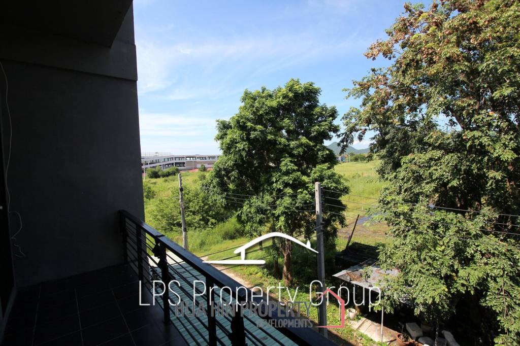 Four Story Commercial Building For Sale in Good Location