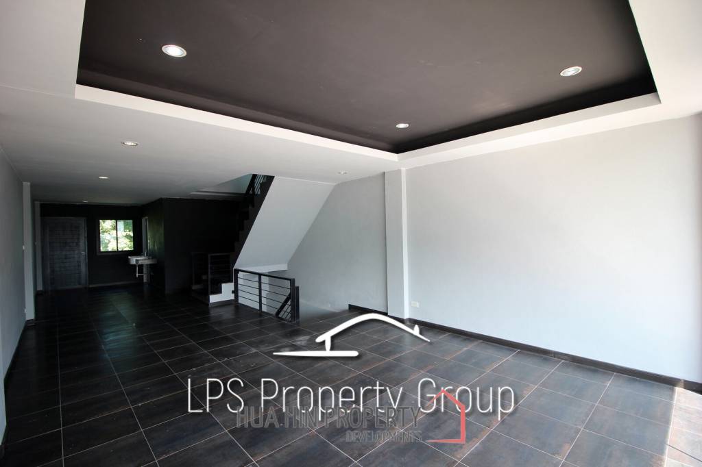 Four Story Commercial Building For Sale in Good Location