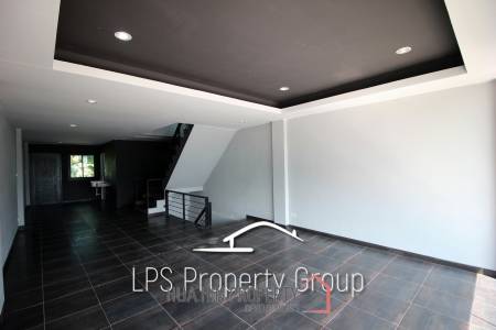 Four Story Commercial Building For Sale in Good Location
