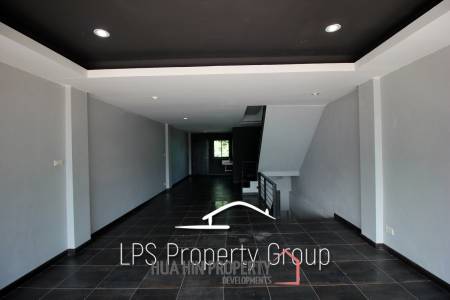 Four Story Commercial Building For Sale in Good Location