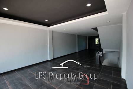 Four Story Commercial Building For Sale in Good Location