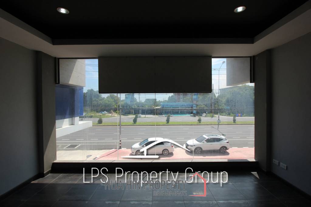 Four Story Commercial Building For Sale in Good Location