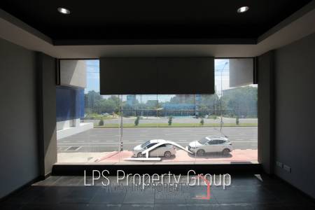 Four Story Commercial Building For Sale in Good Location