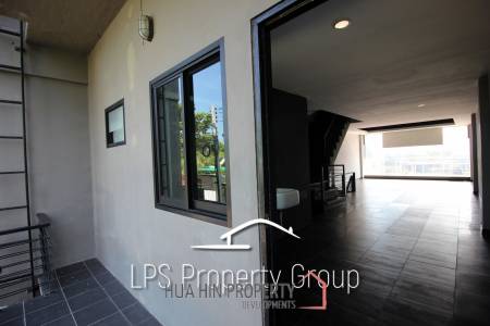 Four Story Commercial Building For Sale in Good Location