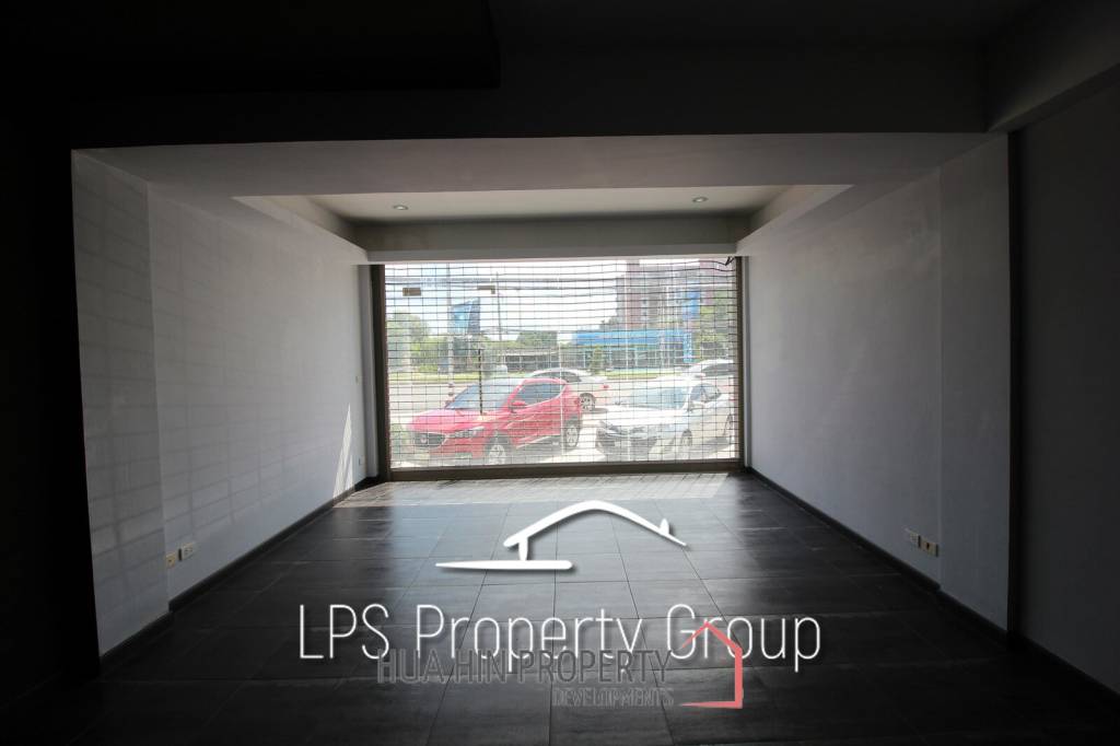 Four Story Commercial Building For Sale in Good Location