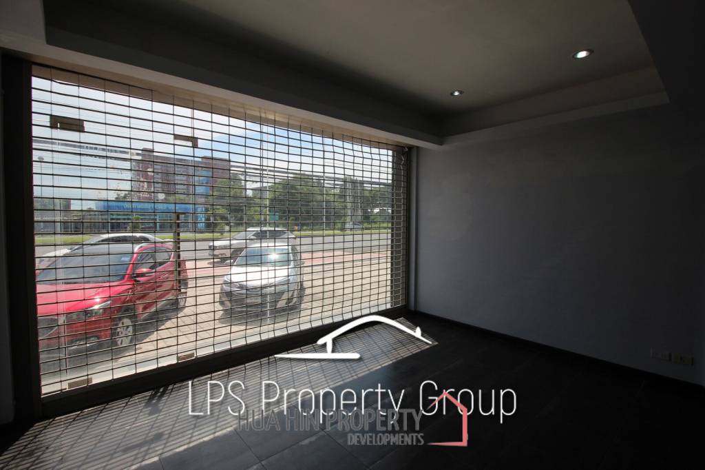 Four Story Commercial Building For Sale in Good Location