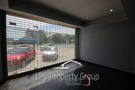 Four Story Commercial Building For Sale in Good Location