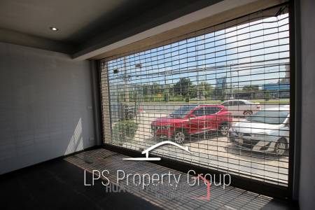 Four Story Commercial Building For Sale in Good Location