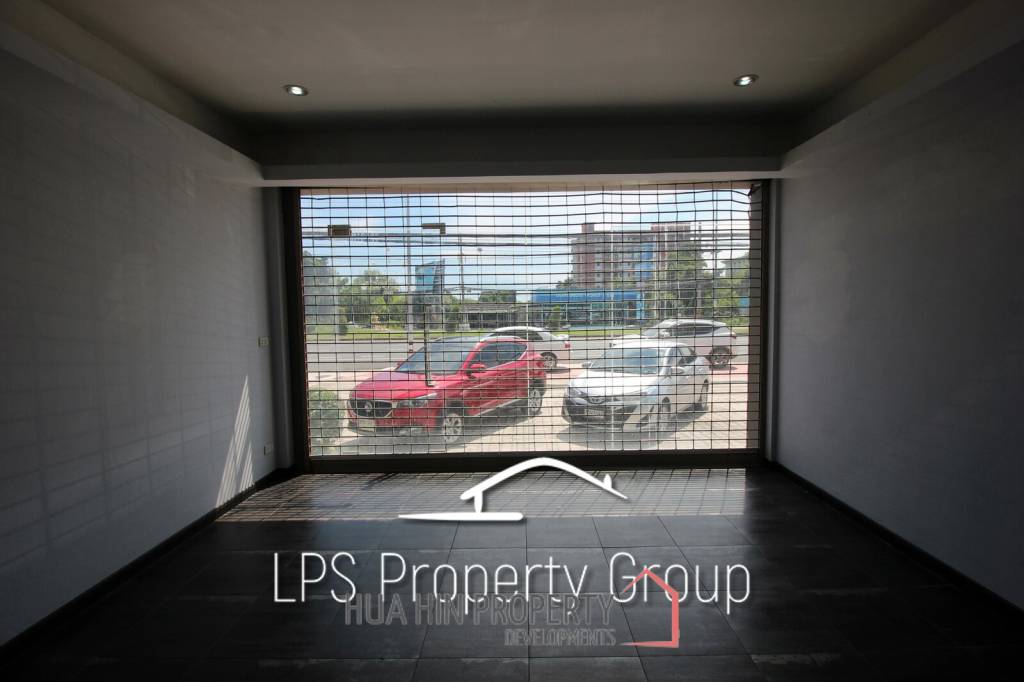 Four Story Commercial Building For Sale in Good Location