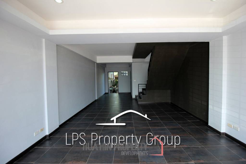 Four Story Commercial Building For Sale in Good Location