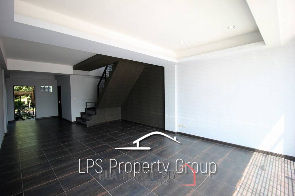 Four Story Commercial Building For Sale in Good Location