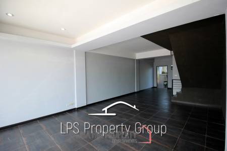 Four Story Commercial Building For Sale in Good Location