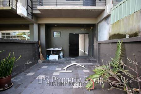 Four Story Commercial Building For Sale in Good Location