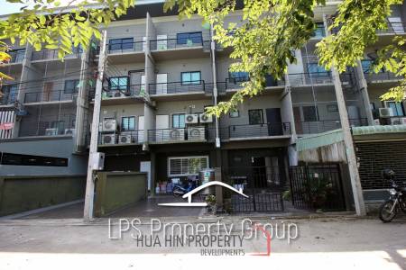 Four Story Commercial Building For Sale in Good Location
