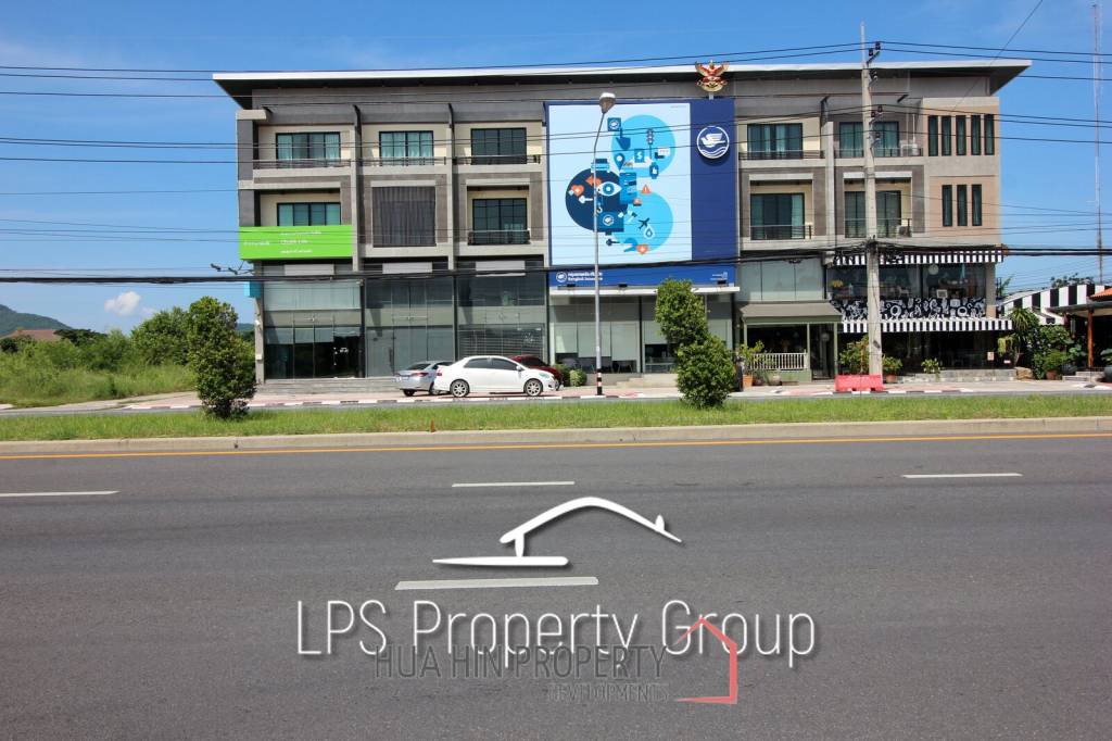 Four Story Commercial Building For Sale in Good Location