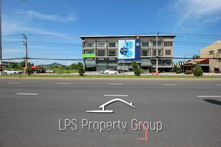 Four Story Commercial Building For Sale in Good Location