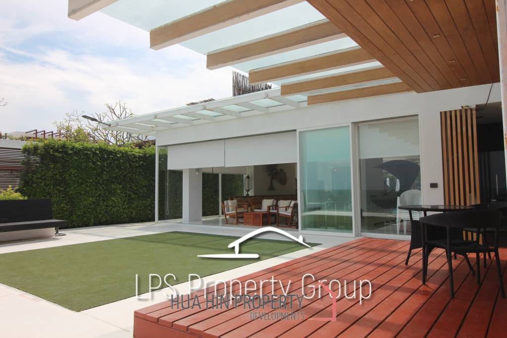 Absolute Beachfront - Modern Design 6 Bedroom Villa