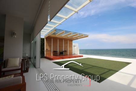 Absolute Beachfront - Modern Design 6 Bedroom Villa