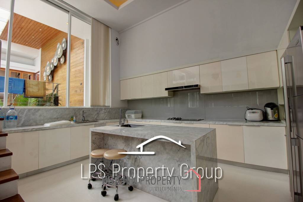 Absolute Beachfront - Modern Design 6 Bedroom Villa