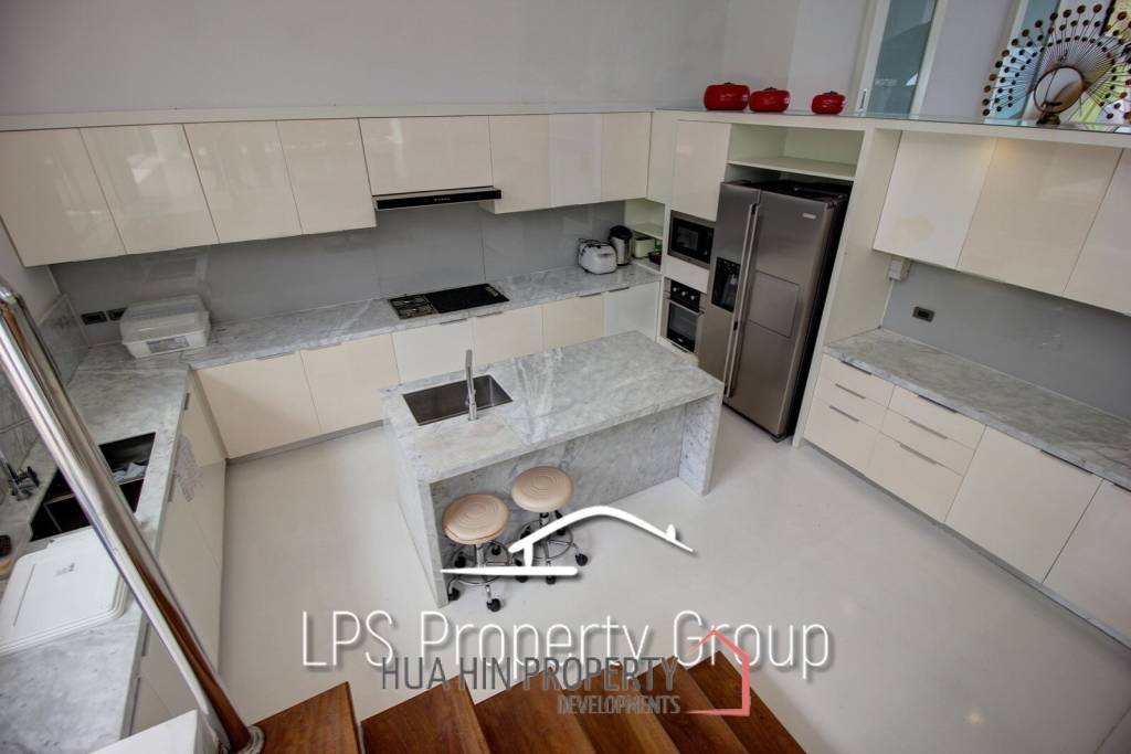 Absolute Beachfront - Modern Design 6 Bedroom Villa