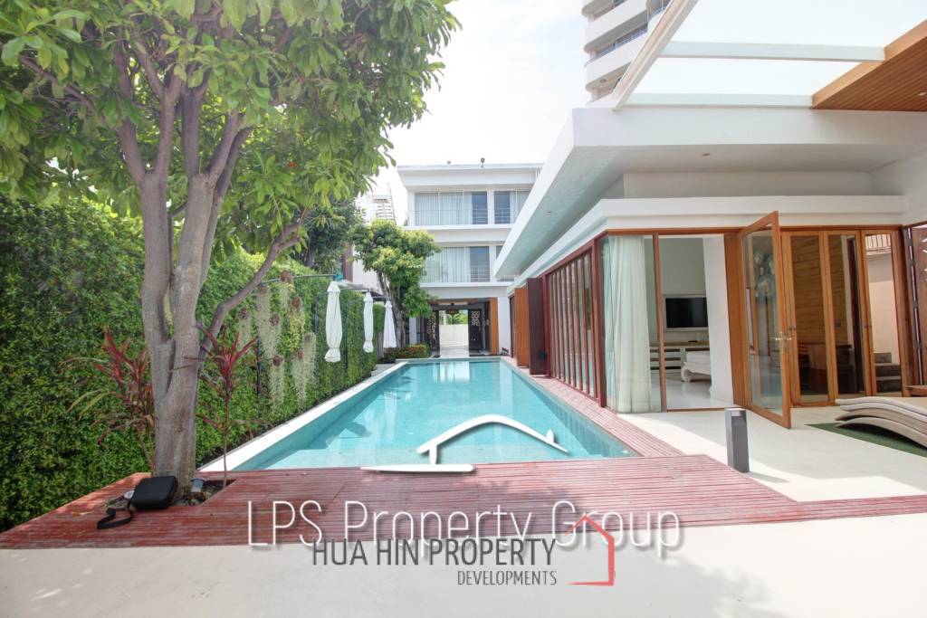Absolute Beachfront - Modern Design 6 Bedroom Villa