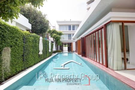 Absolute Beachfront - Modern Design 6 Bedroom Villa