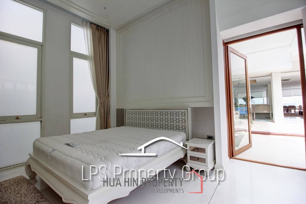 Absolute Beachfront - Modern Design 6 Bedroom Villa