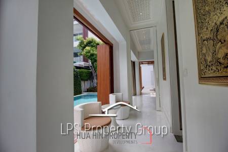Absolute Beachfront - Modern Design 6 Bedroom Villa