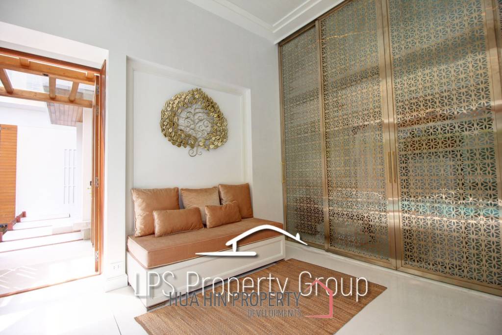 Absolute Beachfront - Modern Design 6 Bedroom Villa
