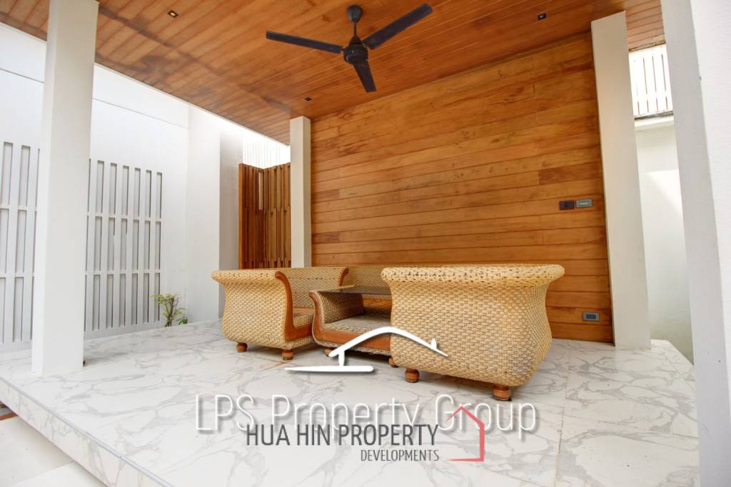 Absolute Beachfront - Modern Design 6 Bedroom Villa