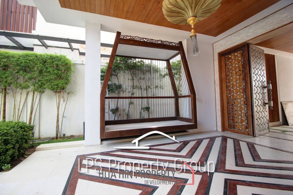 Absolute Beachfront - Modern Design 6 Bedroom Villa
