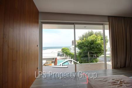Absolute Beachfront - Modern Design 6 Bedroom Villa