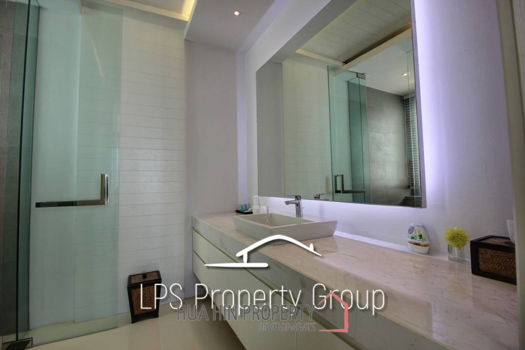 Absolute Beachfront - Modern Design 6 Bedroom Villa