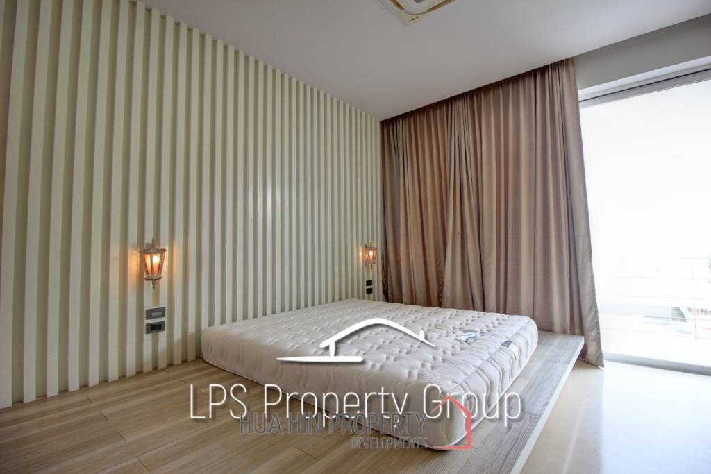 Absolute Beachfront - Modern Design 6 Bedroom Villa