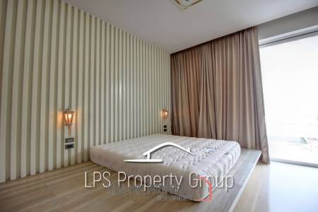 Absolute Beachfront - Modern Design 6 Bedroom Villa