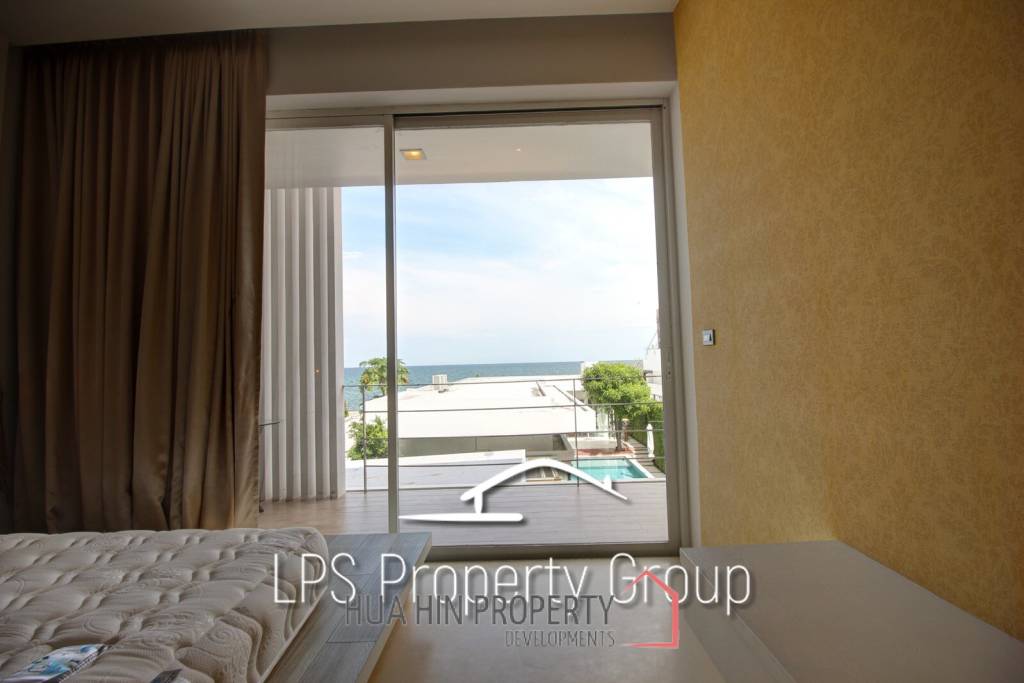 Absolute Beachfront - Modern Design 6 Bedroom Villa