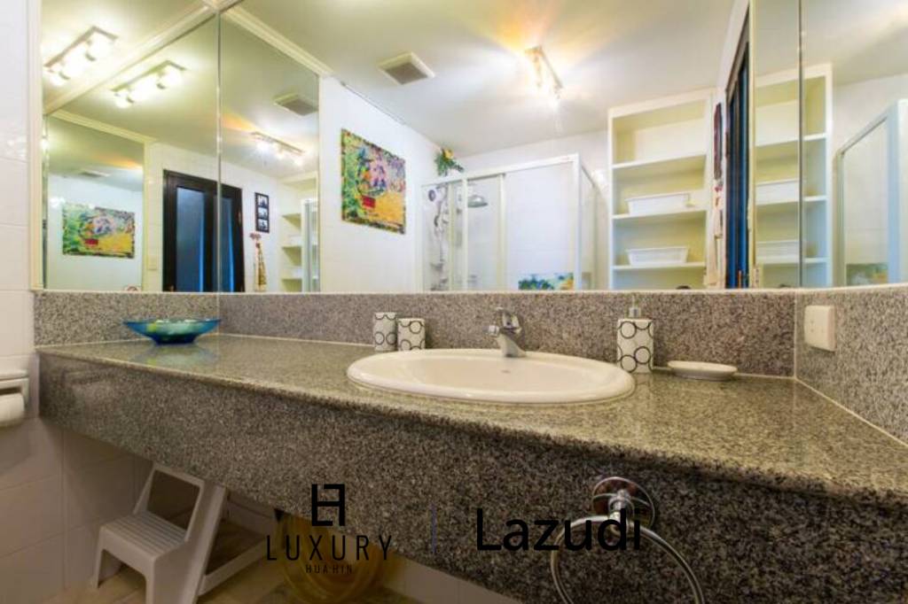 Large 1 Bed Condo with Sea Views to the North of town