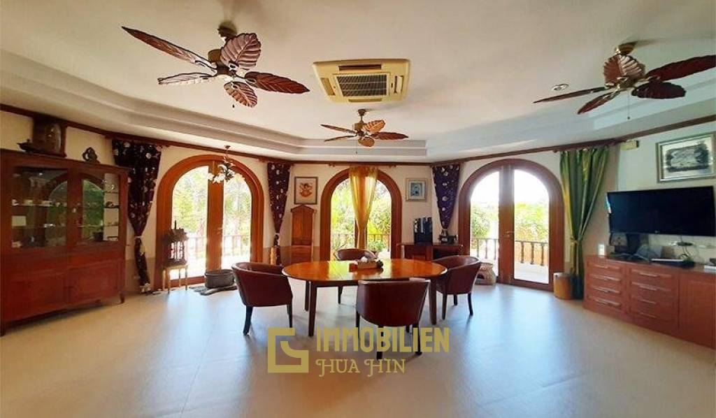 Stunning 11 Bed Mansion in West Hua Hin