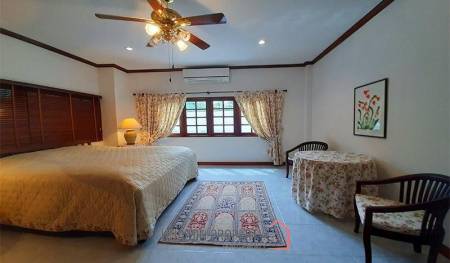 5 Bedroom Pool Villa in Central Hua Hin