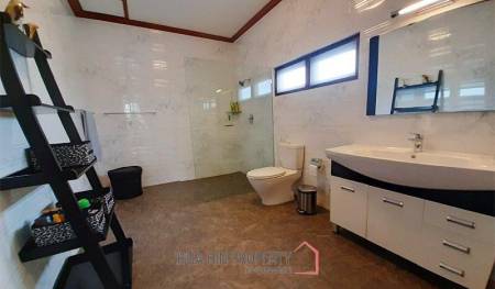 5 Bedroom Pool Villa in Central Hua Hin