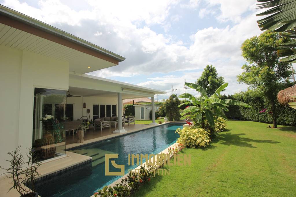 4 Bed Luxury Pool Villa on Large Plot