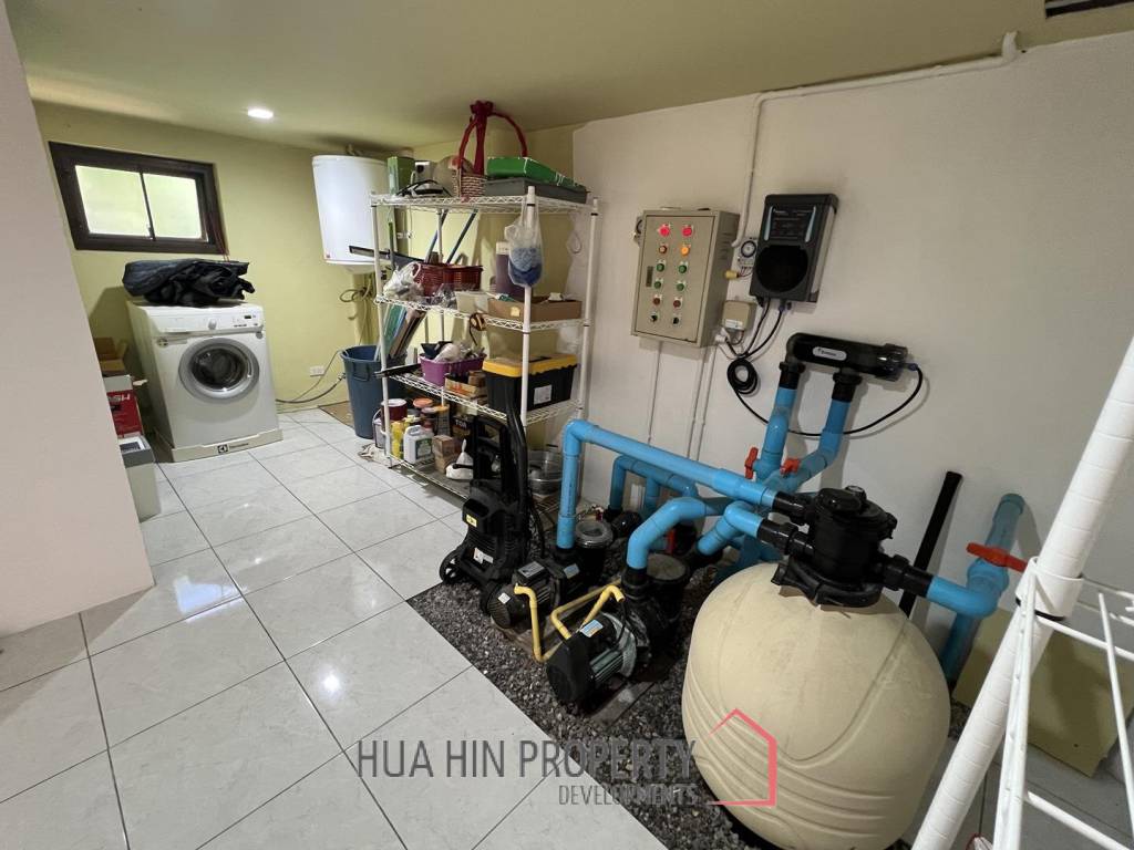 Royal Garden : Beautiful. Spacious 5 Bedroom Family Home