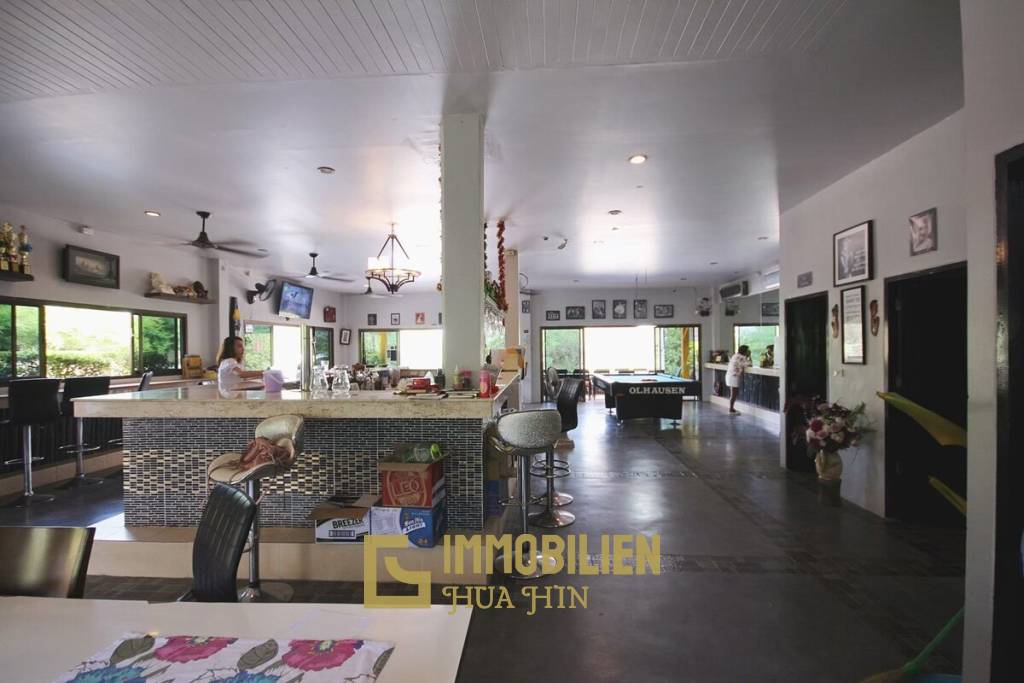 Ausgezeichnete Lage: Private Villa Ideal für eine Kneipe oder ein Restaurant in der Soi 102