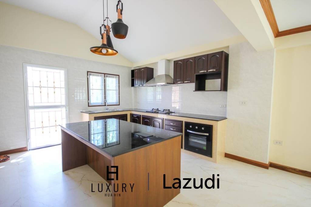 Nord Hua Hin: Neue Multi Level Pool Villa auf einem großen Grundstück