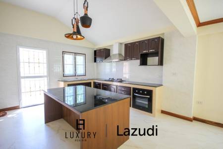 Nord Hua Hin: Neue Multi Level Pool Villa auf einem großen Grundstück